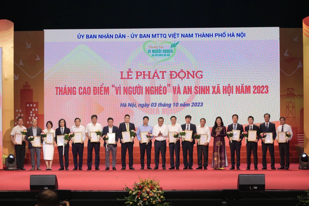 Petrovietnam trao ủng hộ 10 tỷ đồng cho Quỹ "Vì người nghèo" thành phố Hà Nội