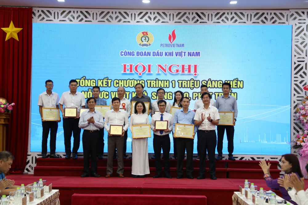 Công đoàn PV Power nhận khen thưởng với thành tích hoàn thành xuất sắc hưởng ứng chương trình 1 triệu sáng kiến. Công đoàn PV Power nhận khen thưởng với thành tích hoàn thành xuất sắc hưởng ứng chương trình 1 triệu sáng kiến.