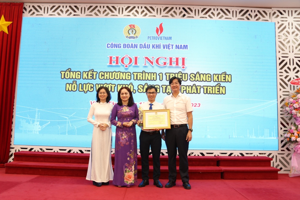 Lãnh đạo CĐ DKVN Công đoàn PV Power chúc mừng đồng chí Nguyễn Doãn Chương đã có nhiều sáng kiến làm lợi cao. Lãnh đạo CĐ DKVN Công đoàn PV Power chúc mừng đồng chí Nguyễn Doãn Chương đã có nhiều sáng kiến làm lợi cao.