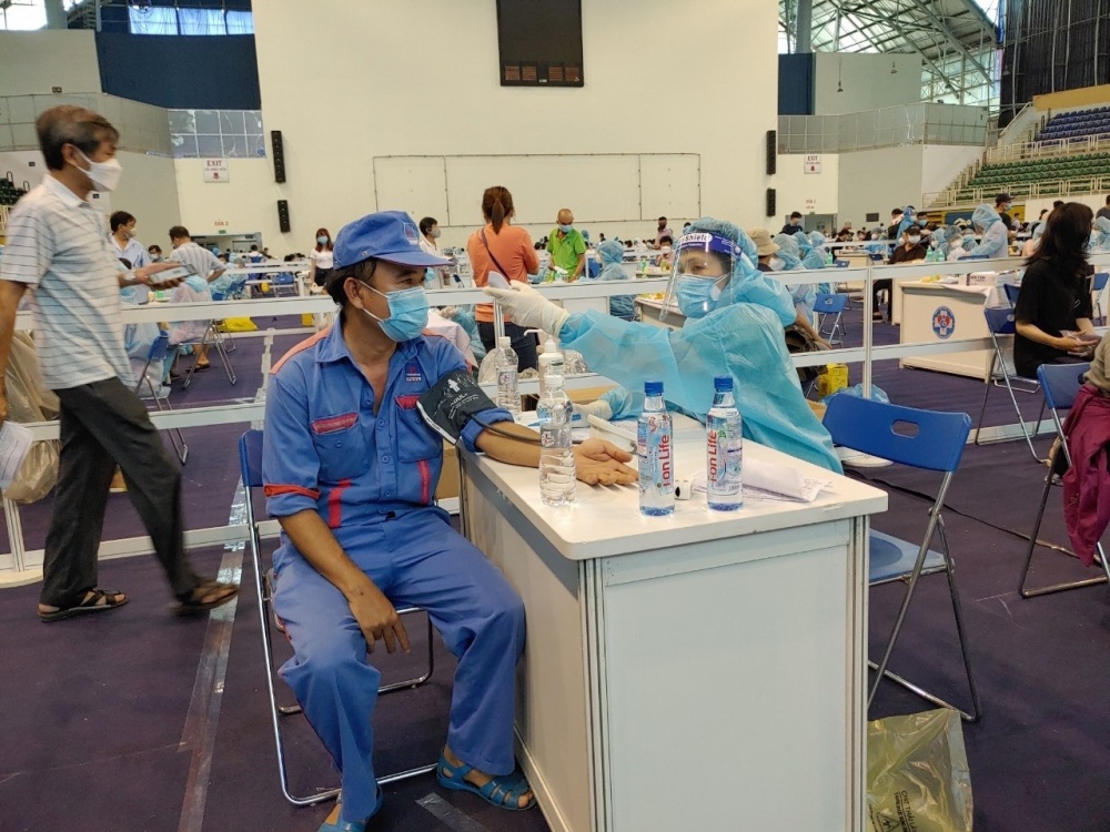 Người lao động PVOIL được tiêm vắc-xin phòng Covid-19.