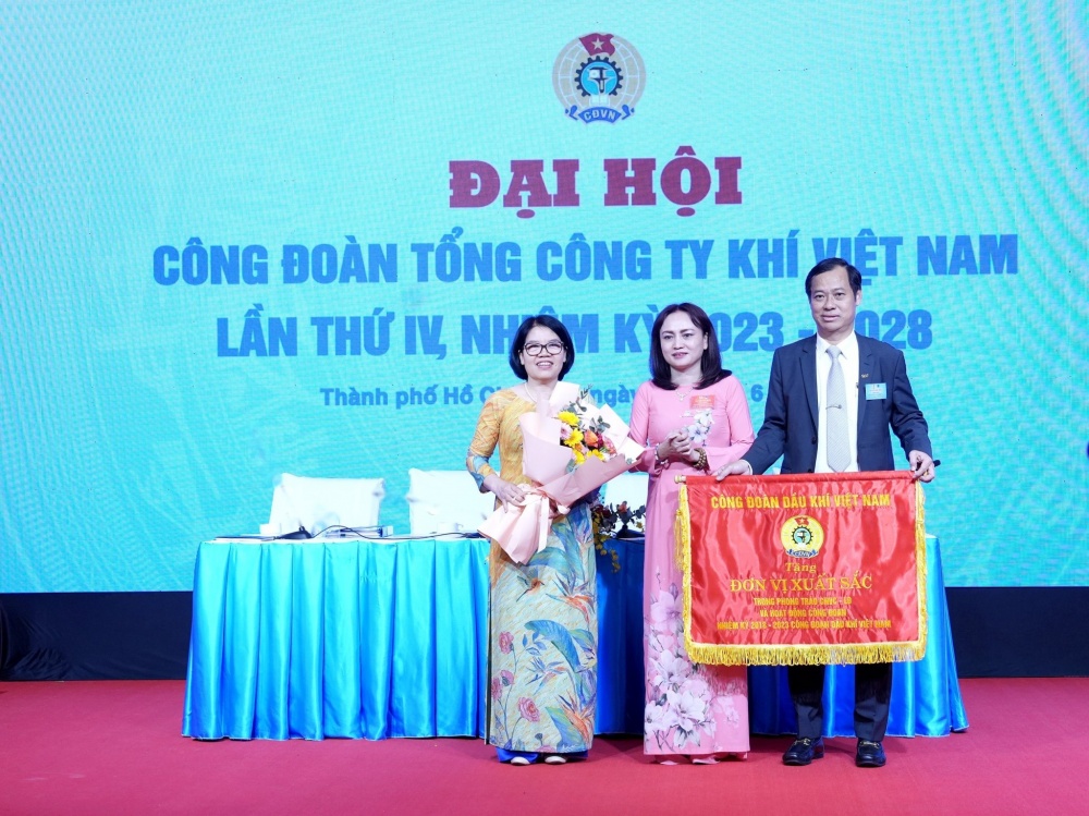 Công đoàn PV GAS nhận Cờ thi đua của CĐ DKVN khen thưởng là đơn vị xuất sắc trong phong trào CNVC-LĐ và hoạt động Công đoàn nhiệm kỳ 2018 – 2023