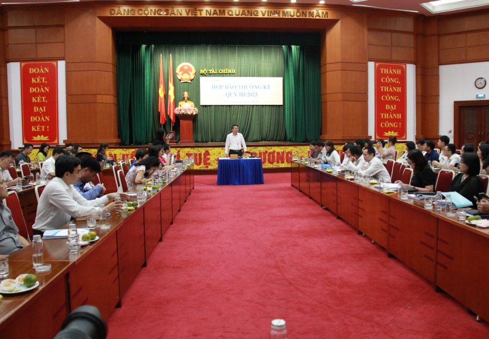 Nghiên cứu tiếp tục giảm thuế bảo vệ môi trường đối với xăng dầu trong năm 2024