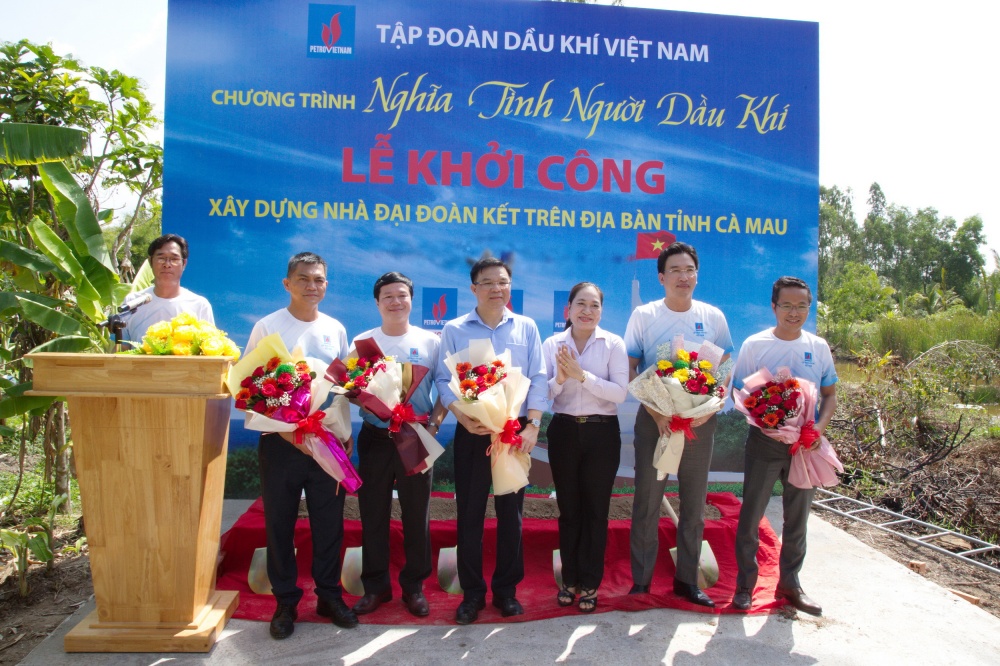 Các đồng chí lãnh đạo Petrovietnam, PV GAS tham gia các chương trình an sinh xã hội vì Cà Mau Các đồng chí lãnh đạo Petrovietnam, PV GAS tham gia các chương trình an sinh xã hội vì Cà Mau