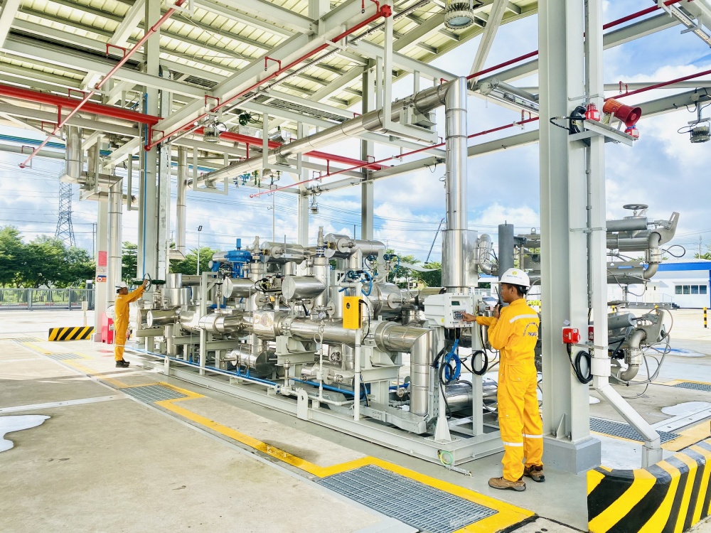 Các kỹ sư PV GAS đang làm việc tại Trạm xe bồn LNG Thị Vải. Các kỹ sư PV GAS đang làm việc tại Trạm xe bồn LNG Thị Vải.