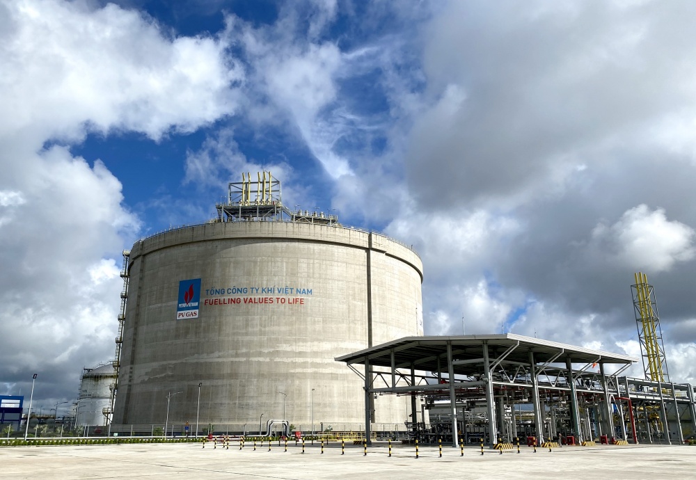Bồn chứa LNG to nhất Việt Nam tính đến thời điểm hiện tại. Bồn chứa LNG to nhất Việt Nam tính đến thời điểm hiện tại.