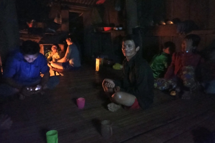Không có điện nên các hộ dân chỉ sống dựa vào đèn dầu, bếp củi trong đêm tối (Ảnh: Phạm Hoàng).