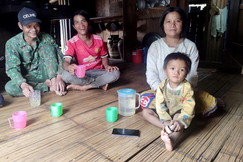 Tuy vùng đất khó khăn, thiếu thốn đủ Bề nhưng bà con vẫn muốn tiếp tục sinh sống ở đây (Ảnh: Phạm Hoàng).