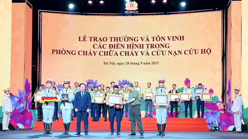 Đồng chí Vương Đình Huệ, Ủy viên Bộ Chính trị, Chủ tịch Quốc hội và Đại tướng Tô Lâm - Ủy viên Bộ Chính trị, Bộ trưởng Bộ Công an trao Bằng khen Tập thể xuất sắc trong công tác PCCC & CNCH toàn quốc cho Công ty Khí Cà Mau