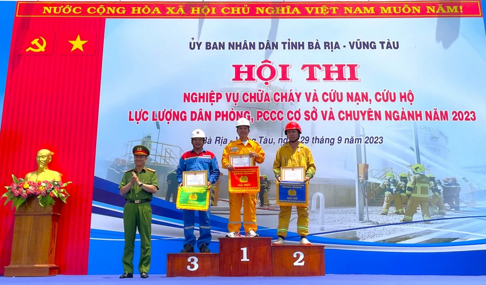 Nhận giải Nhất Hội thi ở nội dung: Cứu nạn cứu hộ trong môi trường khói khí độc, sử dụng máy bơm chữa cháy phun tiêu điểm