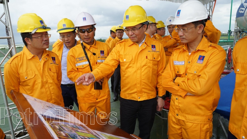 Tổng Giám đốc Petrovietnam Lê Mạnh Hùng thị sát, chỉ đạo tại công trường Kho cảng LNG Thị Vải. Tổng Giám đốc Petrovietnam Lê Mạnh Hùng thị sát, chỉ đạo tại công trường Kho cảng LNG Thị Vải.