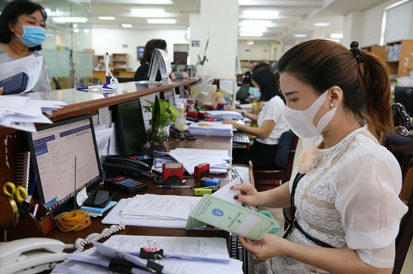 Người dân giải quyết các thủ tục liên quan đến bảo hiểm xã hội (Ảnh minh họa: BHXH VN).