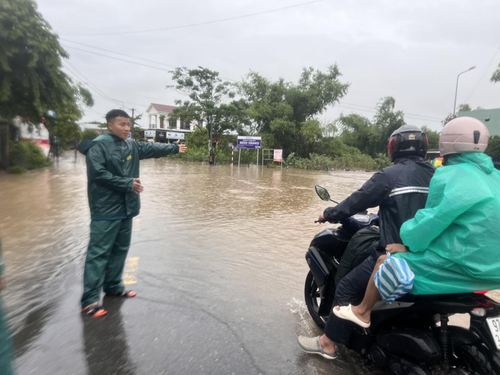 Quảng Nam: Quốc lộ 14H bị chia cắt do ngập lụt, đèo Le được thông xe sau sạt lở Quảng Nam: Quốc lộ 14H bị chia cắt do ngập lụt, đèo Le được thông xe sau sạt lở