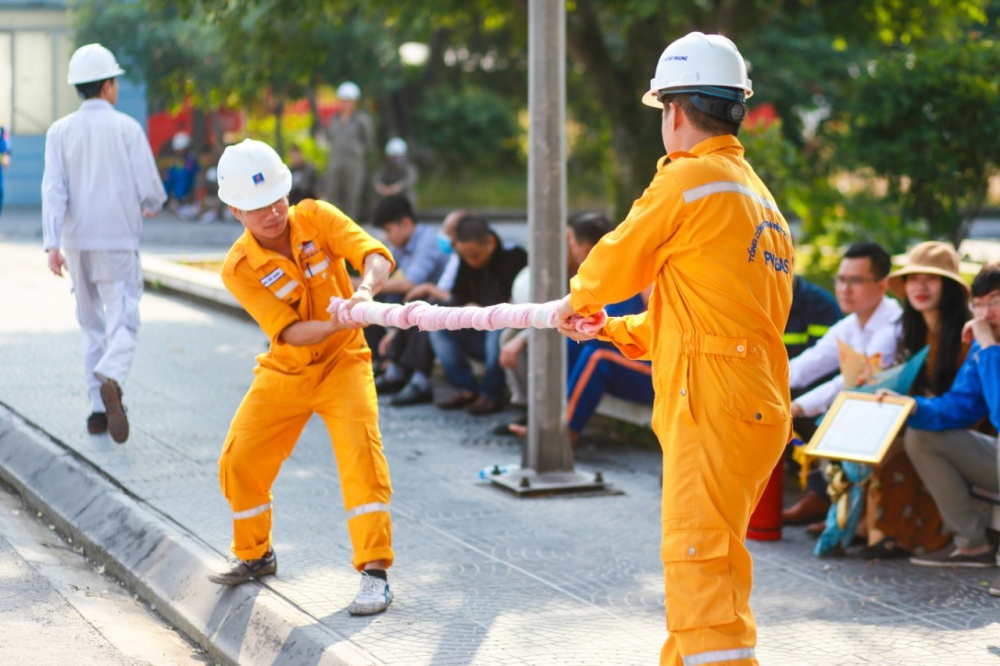 Tác phẩm số 01: Đoàn kết (Ảnh chụp đồng nghiệp phối hợp chuẩn bị dụng cụ cho vận động viên thi PCCC Cụm khu công nghiệp Đình Vũ Hải phòng).