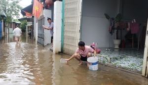 Trời ngừng mưa, người dân Đà Nẵng trở về dọn dẹp nhà cửa sau ngập lụt