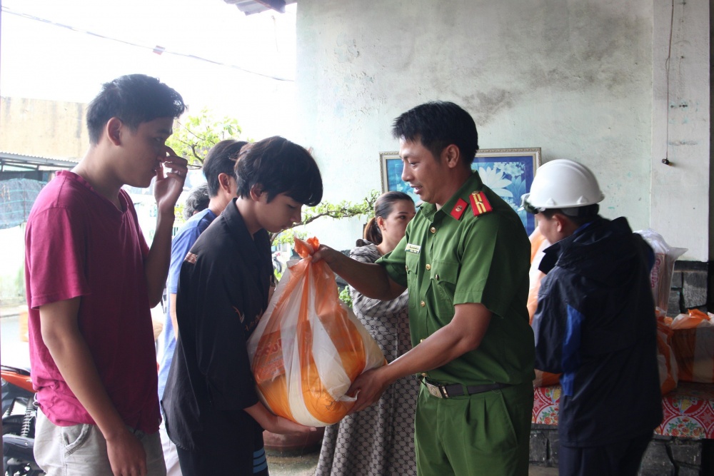 Trời ngừng mưa, người dân Đà Nẵng trở về dọn dẹp nhà cửa sau ngập lụt