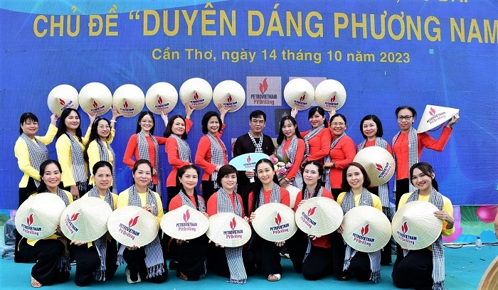 Phụ nữ PV Drilling tại chương trình diễu hành áo dài, áo bà ba “Duyên dáng phương Nam”.
