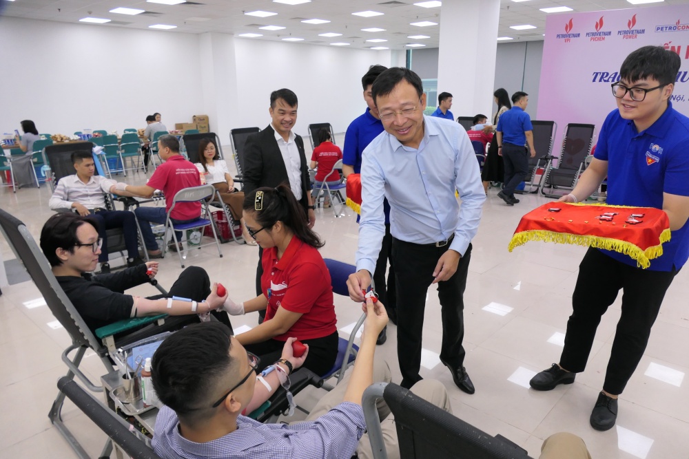 Đại diện lãnh đạo các đơn vị trao huân chương và kỷ niệm chương cho các tình nguyện viên tham gia hiến máu
