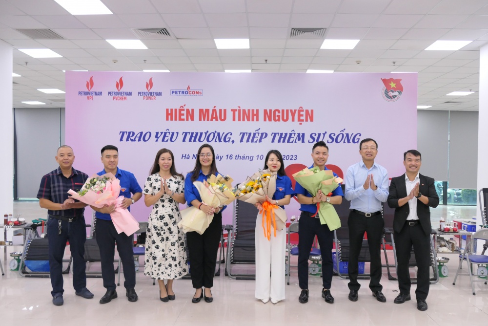 Đại diện lãnh đạo, đoàn thanh niên các đơn vị tham dự chương trình