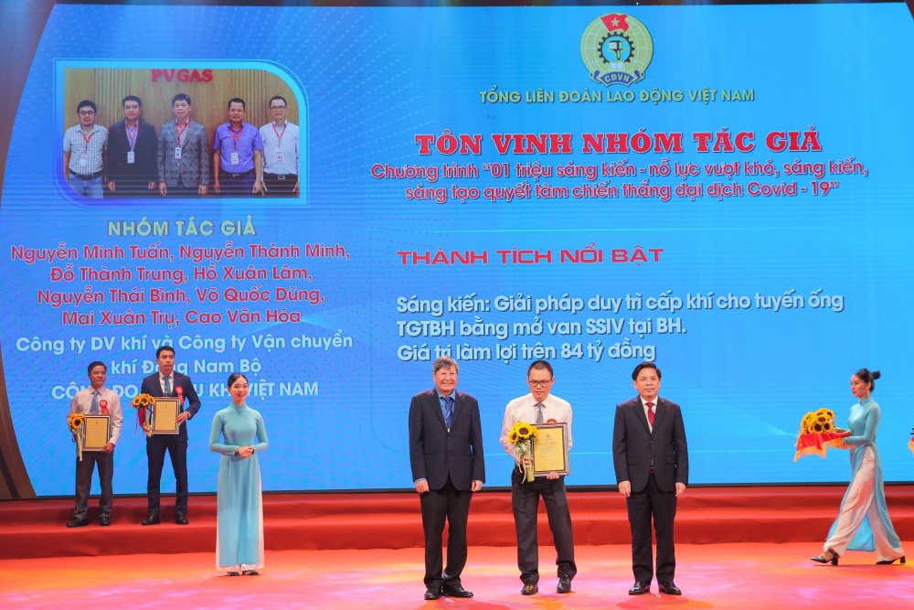 Anh Nguyễn Thái Bình đại diện nhận bằng khen chương trình “01 triệu sáng kiến - nỗ lực vượt khó, sáng tạo, quyết tâm chiến thắng đại dịch Covid - 19”. Anh Nguyễn Thái Bình đại diện nhận bằng khen chương trình “01 triệu sáng kiến - nỗ lực vượt khó, sáng tạo, quyết tâm chiến thắng đại dịch Covid - 19”.