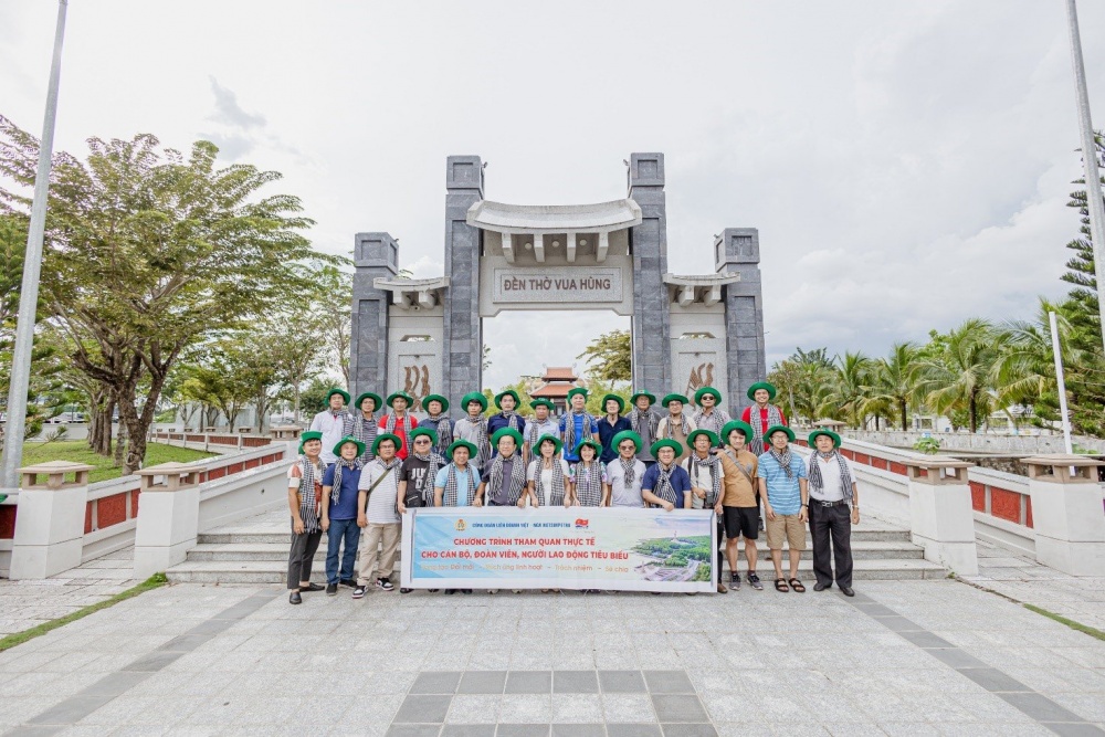Đoàn thăm quan Đền thờ Vua Hùng tại Cần Thơ.