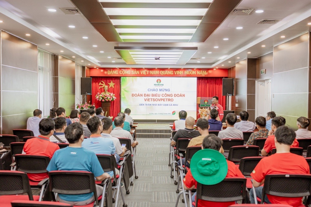 Đoàn giao lưu với CBCNV-NLĐ PVCFC.