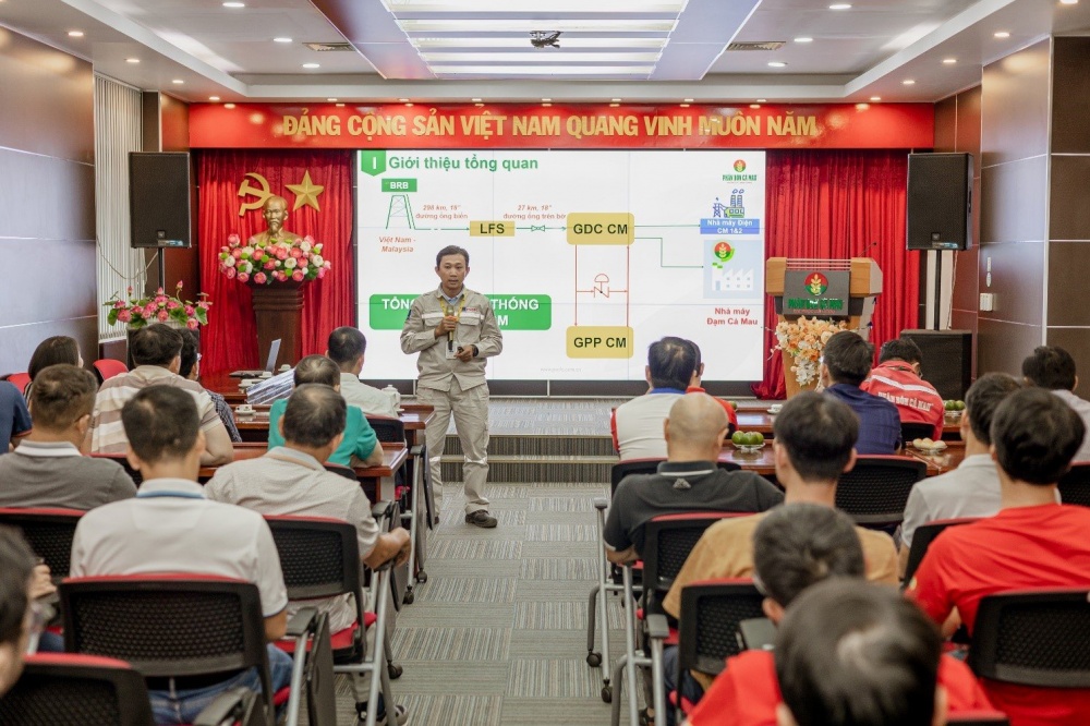 Đoàn nghe giới thiệu về công nghệ Nhà máy Đạm Cà Mau.