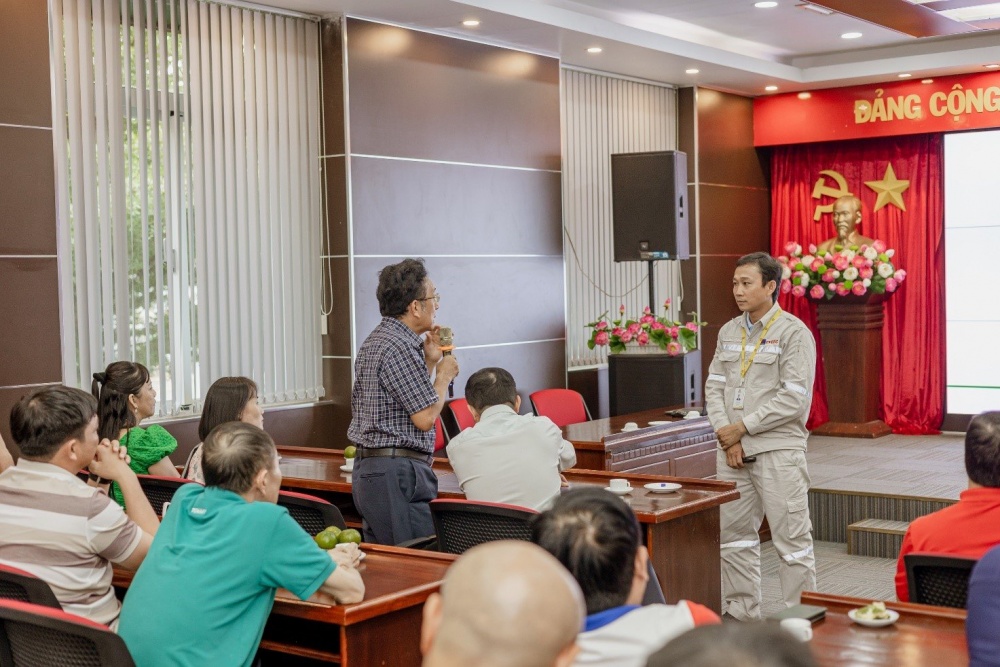 Các đại biểu Vietsovpetro có những trao đổi với kỹ sư Nhà máy Đạm Cà Mau về công nghệ.