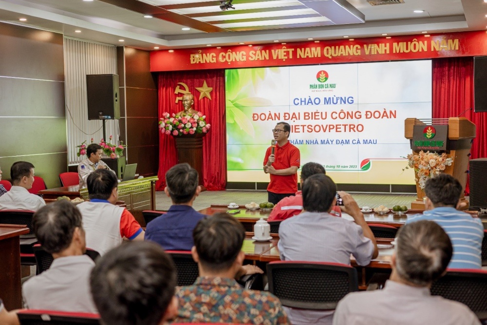 Thay mặt Ban Thường vụ Công đoàn Vietsovpetro, đồng chí Hoàng Thanh Bình đã có những chia sẻ và cảm ơn các đồng chí lãnh đạo đã tạo điều kiện cho đoàn thăm quan và tìm hiểu về Nhà máy.
