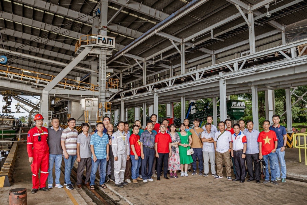 Đoàn tìm hiểu về khu vực cảng xuất hàng Nhà máy Đạm Cà Mau.