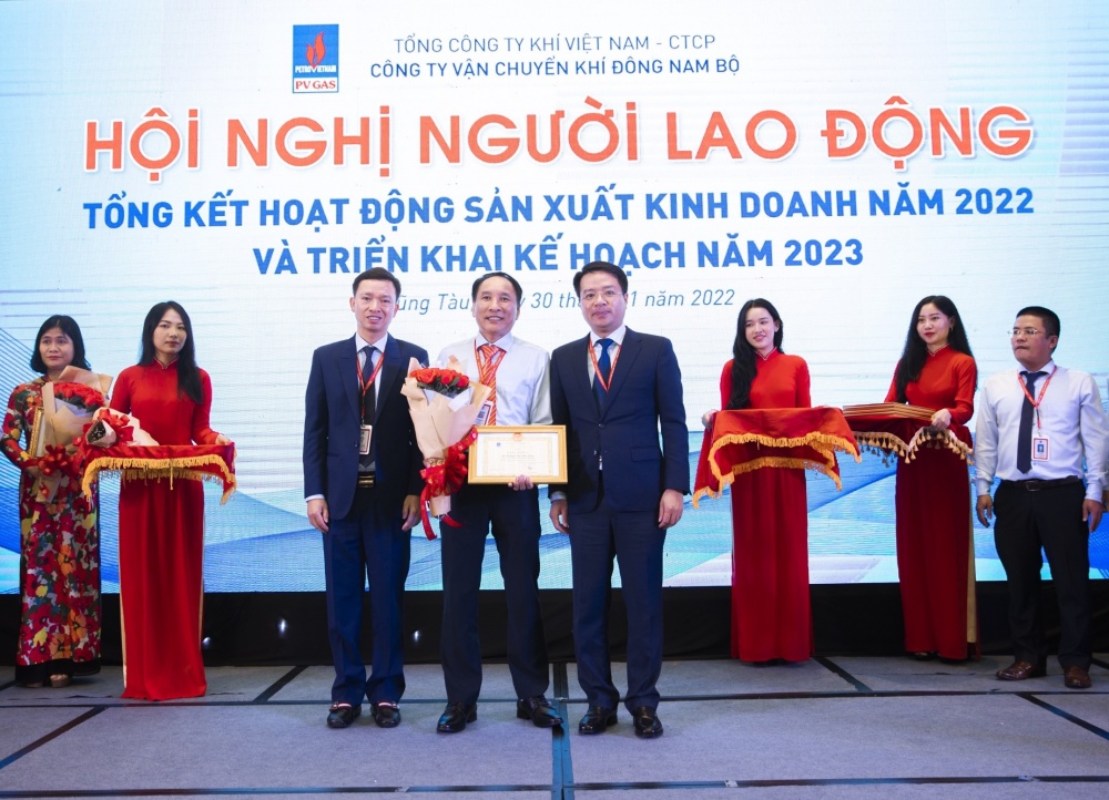 Hình 2: Trong suốt 27 năm công tác, anh Phạm Văn Chương đã được vinh danh và trao tặng bằng khen rất nhiều lần vì những cống hiến, nỗ lực của mình. Trong hình, anh Phạm Văn Chương được trao tặng bằng khen tại Hội nghị người lao động KĐN 2022.