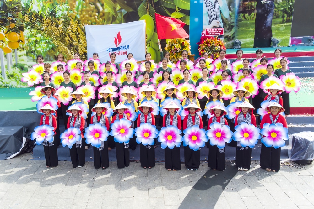 18-HTT-AB-0001-08: Nét duyên Phụ nữ Dầu khí qua chiếc áo bà ba, khăn rằn và nón lá. 18-HTT-AB-0001-08: Nét duyên Phụ nữ Dầu khí qua chiếc áo bà ba, khăn rằn và nón lá.