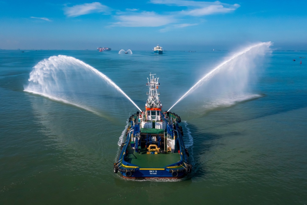 16-VTA-AB-0001-01: Màn chào đón con tàu Maran Gas Achilles mang 70.000 tấn LNG lần đầu tiên đến với Bà Rịa – Vũng Tàu, đến với Việt Nam.