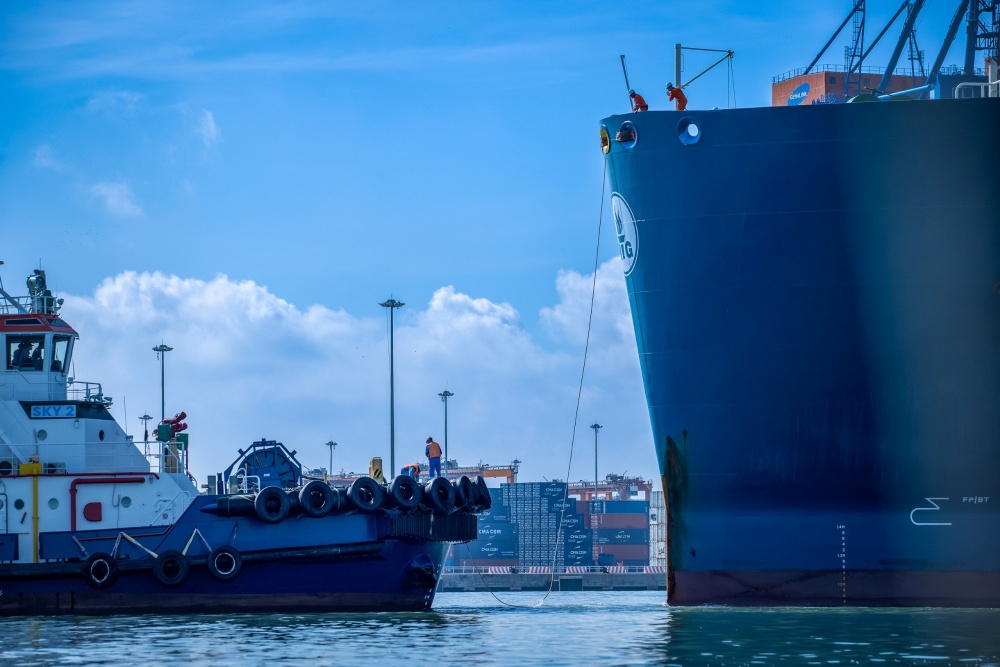 16-VTA-AB-0001-03: Các thủy thủ đang làm dây để kết nối tàu Maran Gas Achilles vào tàu lai dắt.
