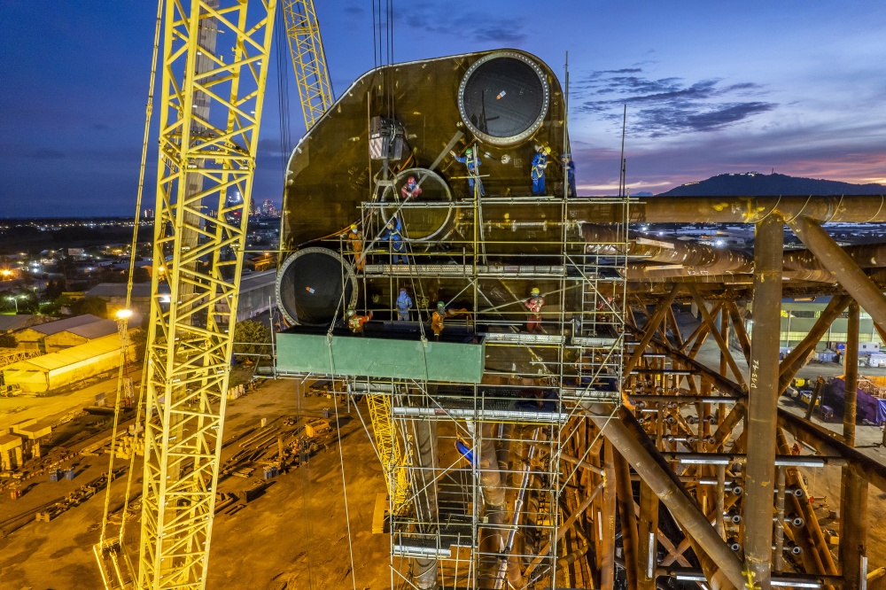 09-TNT-AB-0002-01: Công tác tháo giàn giáo trước khi hạ thủy chân đế xuống Sà lan.