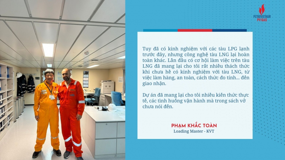 Hình ảnh Phạm Khắc Toàn: Anh Phạm Khắc Toàn (bên trái) chụp hình cùng Thuyền trưởng thuyền Maran Gas Achilles.