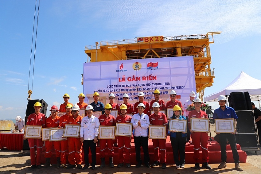 Vietsovpetro đã tổ chức lễ gắn biển công trình thi đua “Chế tạo trên bờ khối thượng tầng và cầu dẫn giàn BK-22, mỏ Bạch Hổ”