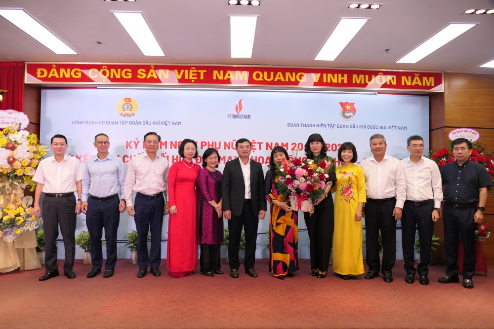 Lãnh đạo Tập đoàn Dầu khí Việt Nam tặng hoa cho đại diện nữ cán bộ cơ quan Tập đoàn Lãnh đạo Tập đoàn Dầu khí Việt Nam tặng hoa cho đại diện nữ cán bộ cơ quan Tập đoàn