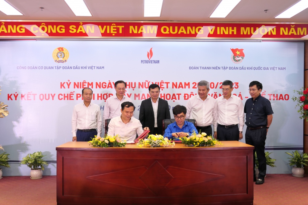 Đồng chí Phạm Đăng An - Bí thư Đoàn Thanh niên Tập đoàn cùng đồng chí Đặng Văn Huệ - Chủ tịch Công đoàn Cơ quan Tập đoàn thực hiện nghi lễ ký kết Đồng chí Phạm Đăng An - Bí thư Đoàn Thanh niên Tập đoàn cùng đồng chí Đặng Văn Huệ - Chủ tịch Công đoàn Cơ quan Tập đoàn thực hiện nghi lễ ký kết
