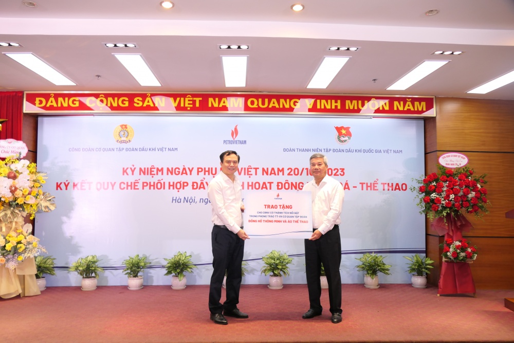 Đồng chí Đỗ Chí Thanh - Phó Tổng Giám đốc Tập đoàn cùng đồng chí Đặng Văn Huệ - Chủ tịch Công đoàn Cơ quan Tập đoàn trao biểu trưng quà tặng cho cán bộ NV Cơ quan Tập đoàn có nhiều đóng góp cho phong trào văn hóa thể thao. Đồng chí Đỗ Chí Thanh - Phó Tổng Giám đốc Tập đoàn cùng đồng chí Đặng Văn Huệ - Chủ tịch Công đoàn Cơ quan Tập đoàn trao biểu trưng quà tặng cho cán bộ NV Cơ quan Tập đoàn có nhiều đóng góp cho phong trào văn hóa thể thao.