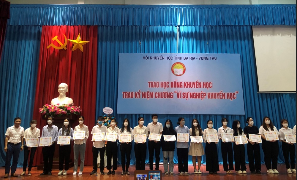 Hình 1. Ông Trần Phương Danh – Trưởng phòng Vận hành NCSP trao tặng học bổng cho HSSV thông qua Hội Khuyến học tỉnh Bà Rịa - Vũng Tàu