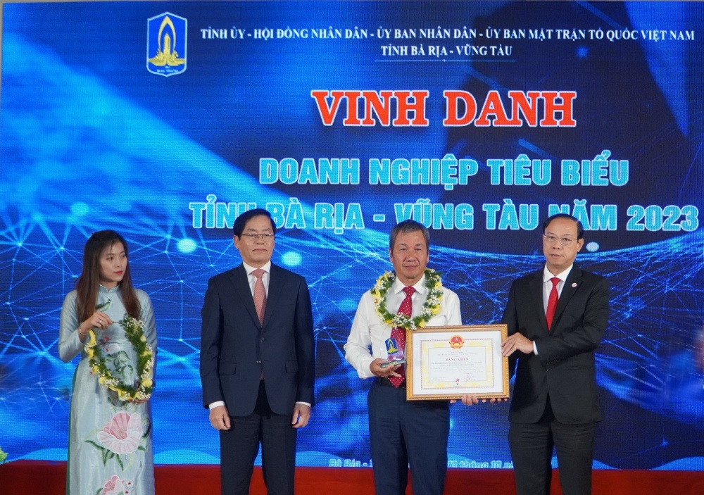 Hình 3. NCSP được UBND tỉnh BR-VT đã trao Bằng khen cho doanh nghiệp, doanh nhân tiêu biểu