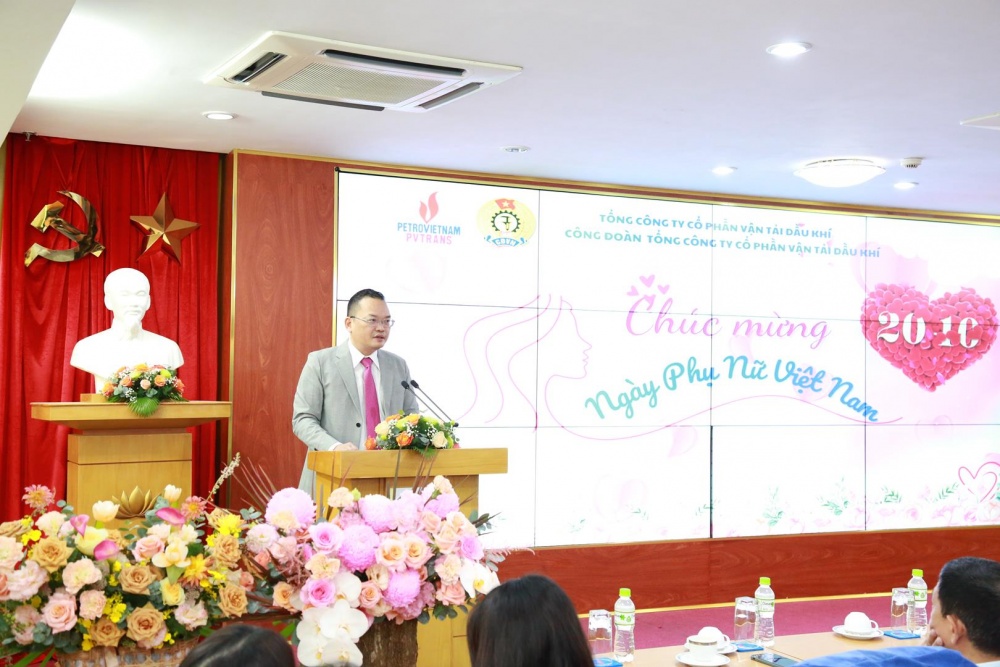 Chủ tịch Công đoàn PVTrans Nguyễn Quốc Thịnh phát biểu tại buổi gặp mặt. Chủ tịch Công đoàn PVTrans Nguyễn Quốc Thịnh phát biểu tại buổi gặp mặt.
