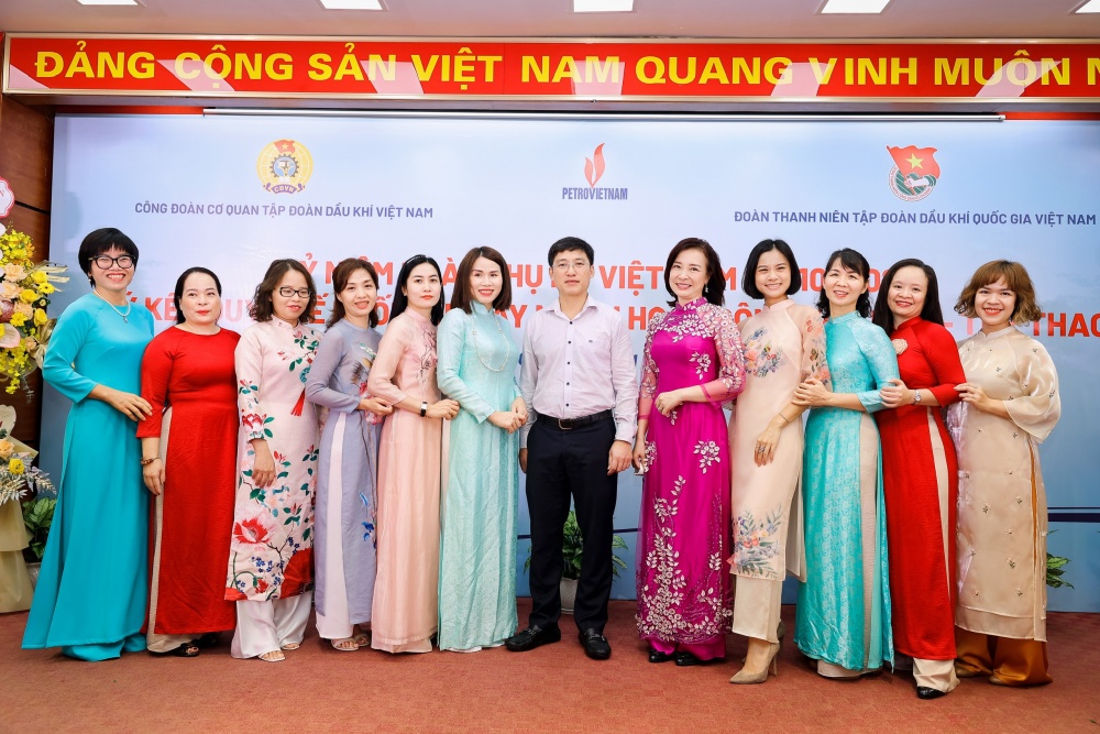 Petrovietnam tổ chức gặp mặt nữ cán bộ, nhân viên Cơ quan Tập đoàn nhân Ngày Phụ nữ Việt Nam 20/10 Petrovietnam tổ chức gặp mặt nữ cán bộ, nhân viên Cơ quan Tập đoàn nhân Ngày Phụ nữ Việt Nam 20/10