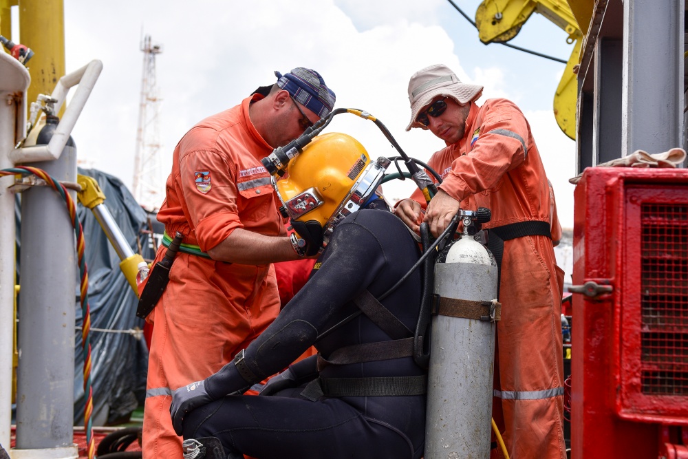 Tác phẩm dự thi "Petrovietnam trong tôi": Bộ ảnh "Kíp lặn", tác giả Lê Anh Đức (Vietsovpetro)