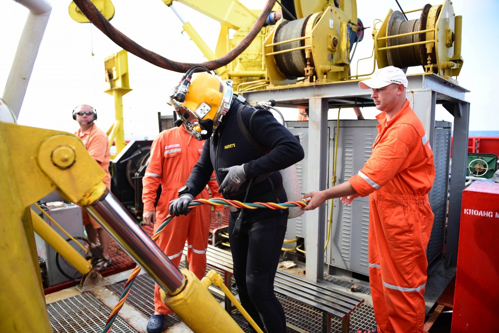 Tác phẩm dự thi "Petrovietnam trong tôi": Bộ ảnh "Kíp lặn", tác giả Lê Anh Đức (Vietsovpetro)