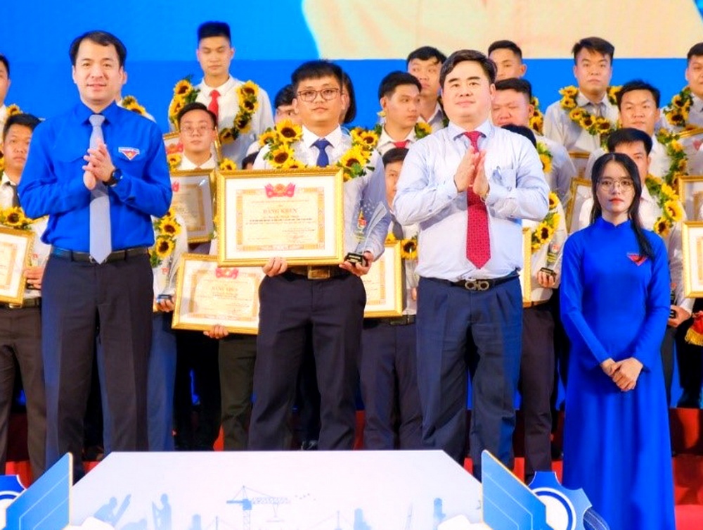 Hình 3. Anh Thịnh tại Lễ tuyên dương Người thợ trẻ giỏi toàn quốc