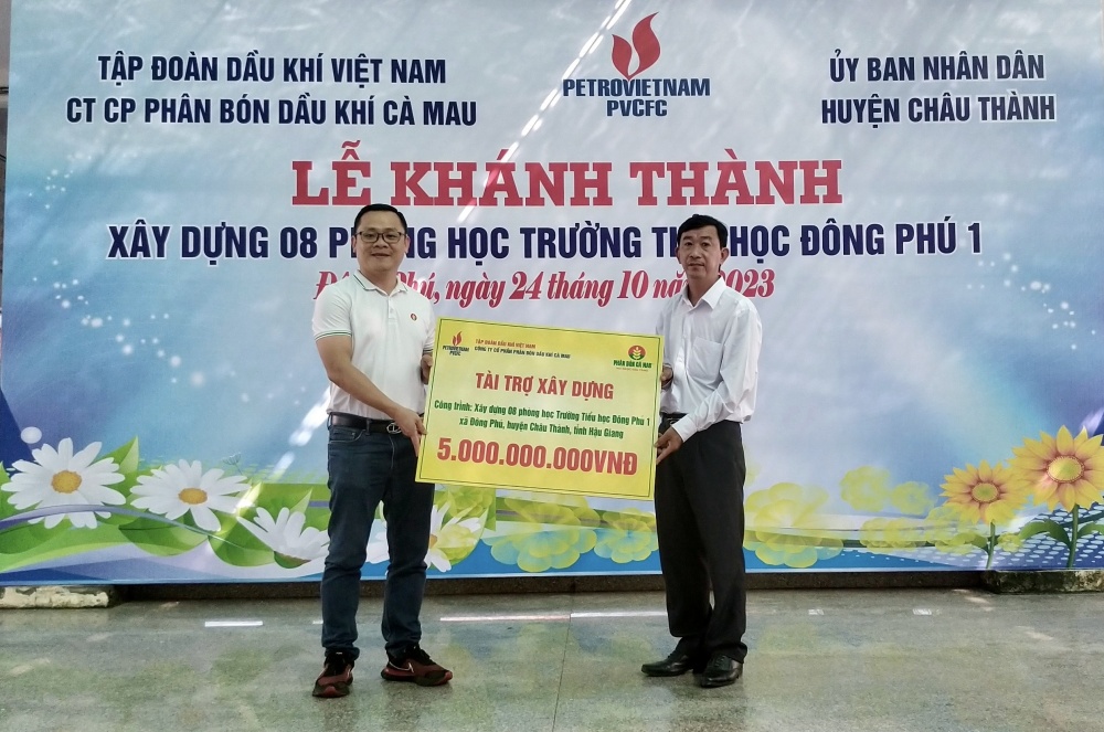 Phân bón Cà Mau bàn giao 8 phòng học tại Hậu Giang