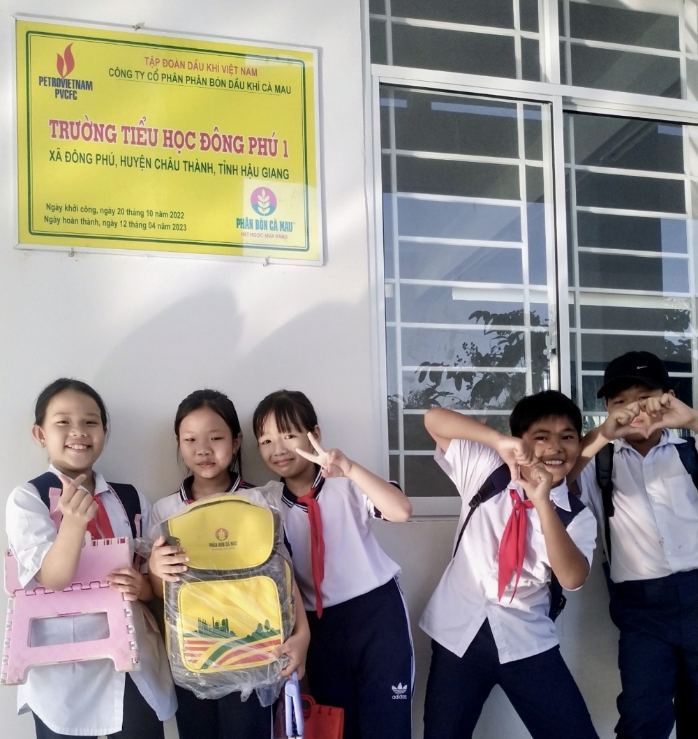 Phân bón Cà Mau bàn giao 8 phòng học tại Hậu Giang