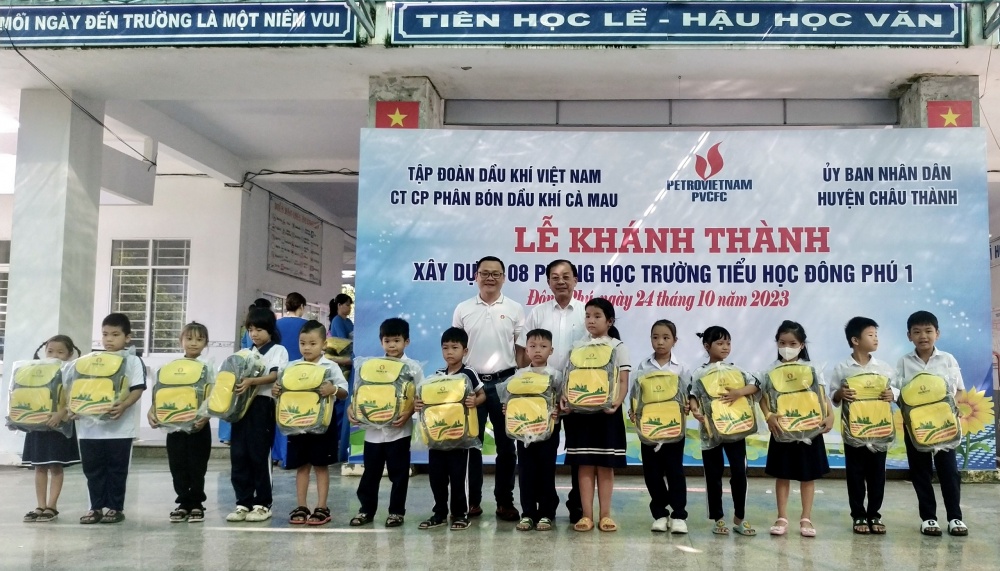 Phân bón Cà Mau bàn giao 8 phòng học tại Hậu Giang