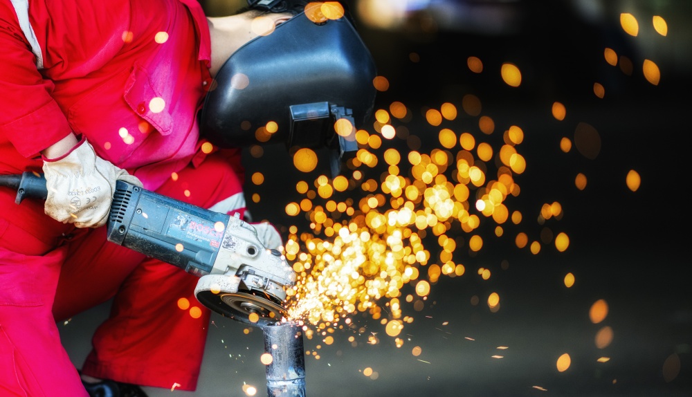 18-DQL-AB-0003-02: Người thợ cơ khí đang mài chi tiết máy tại xưởng cơ khí PVD Technical Training & Certification JSC.